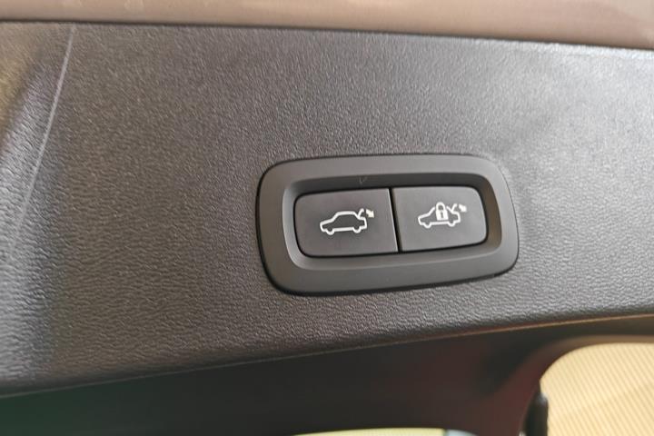 Beige Volvo XC40 fra 2023