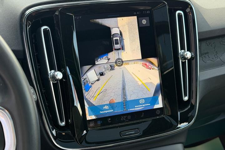 Sølv Volvo XC40 fra 2024