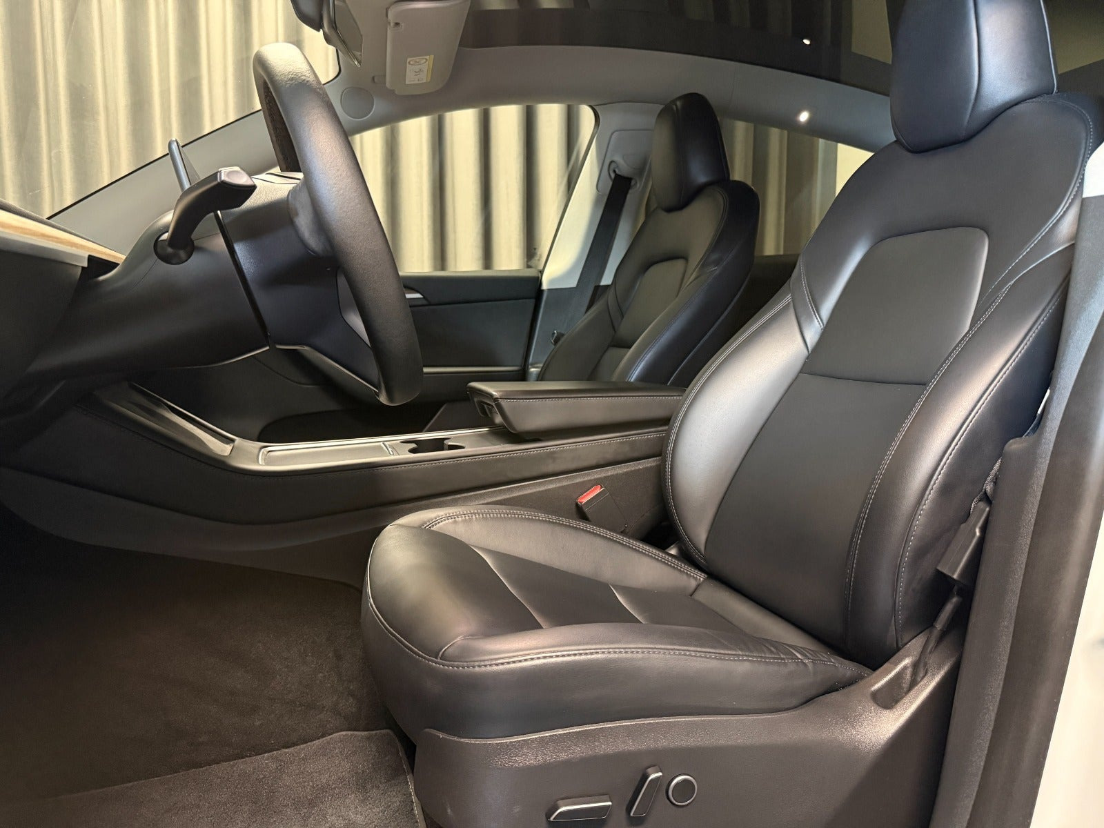 Hvid Tesla Model Y fra 2022