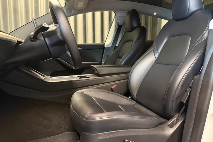 Hvid Tesla Model Y fra 2022