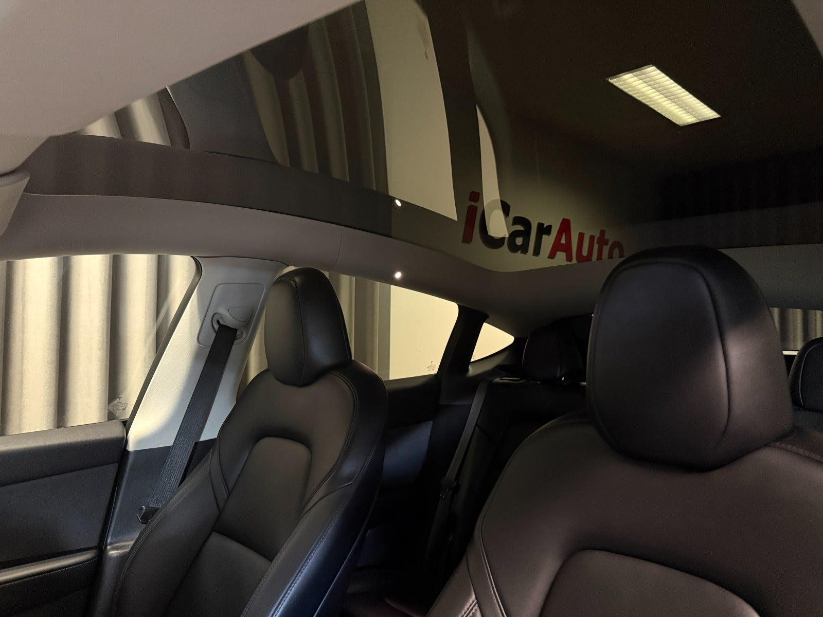 Hvid Tesla Model Y fra 2022