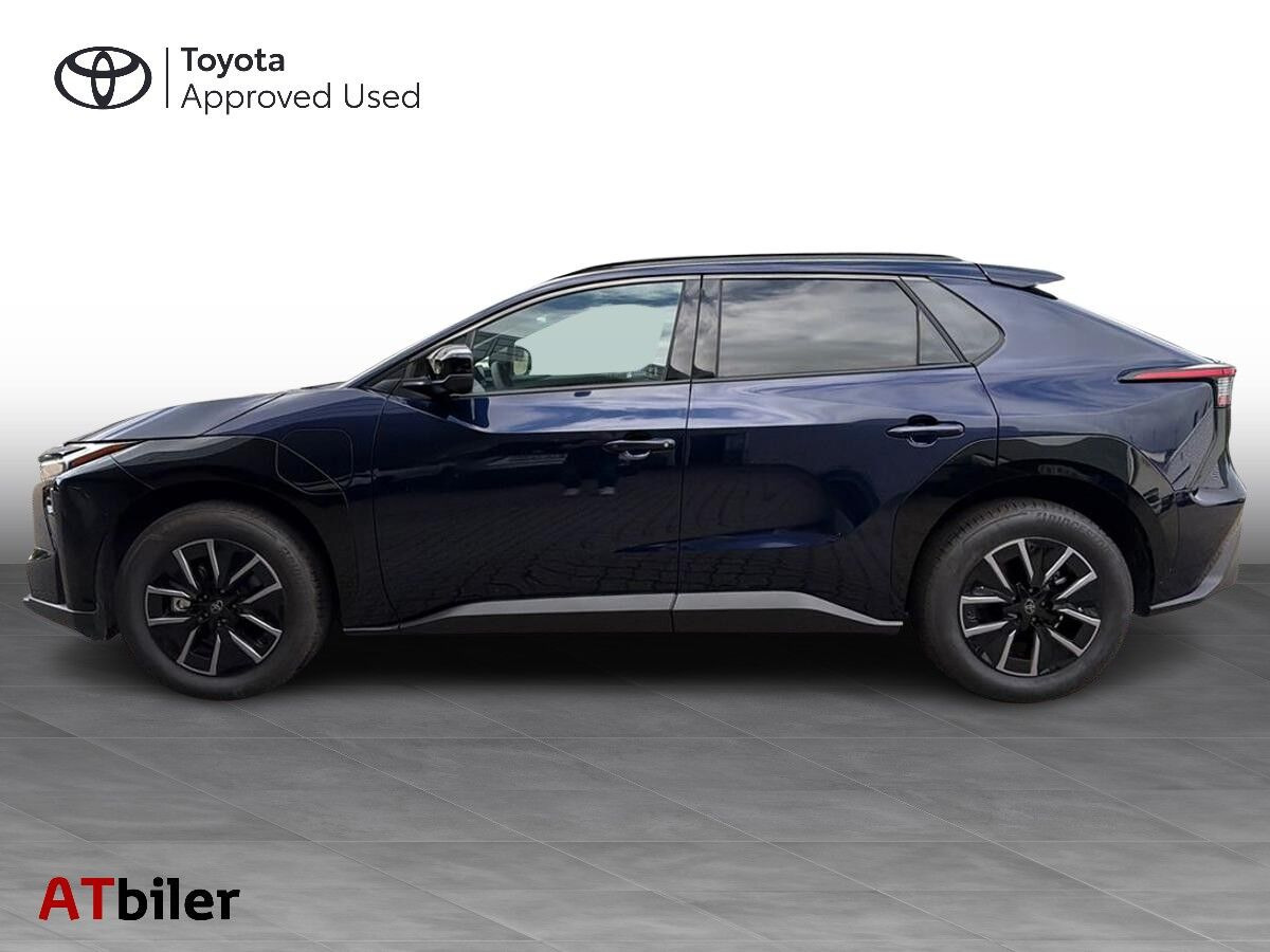Blå Toyota BZ4X fra 2025