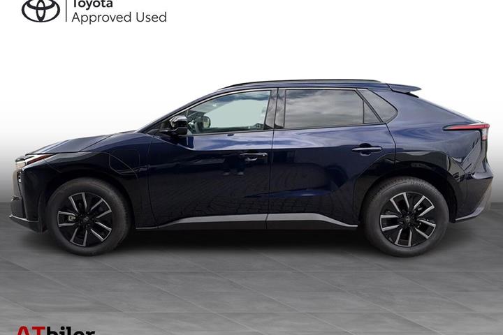 Blå Toyota BZ4X fra 2025