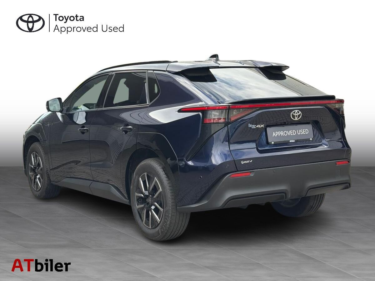 Blå Toyota BZ4X fra 2025