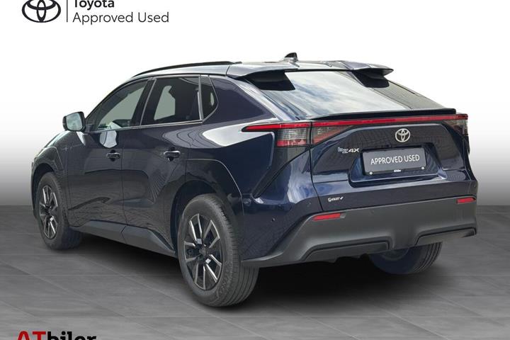 Blå Toyota BZ4X fra 2025