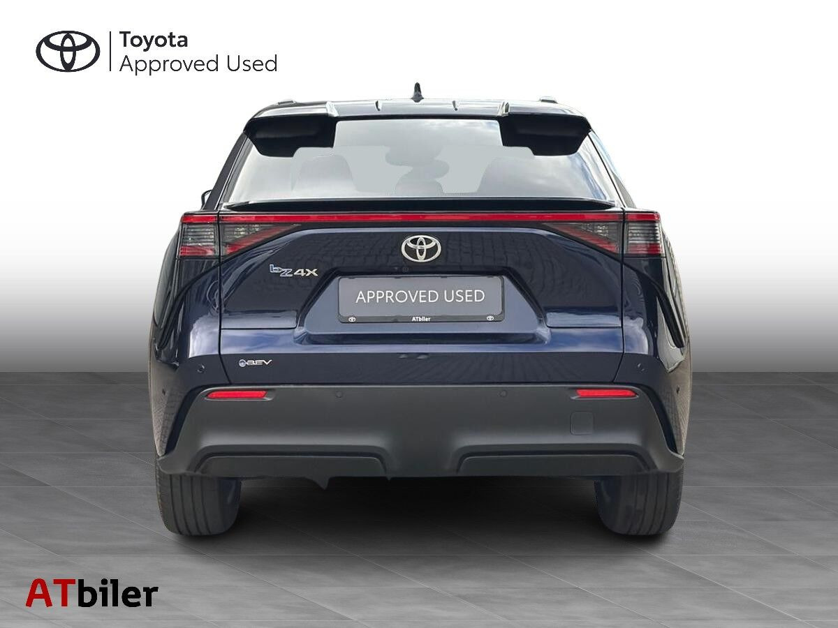 Blå Toyota BZ4X fra 2025
