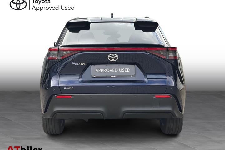 Blå Toyota BZ4X fra 2025