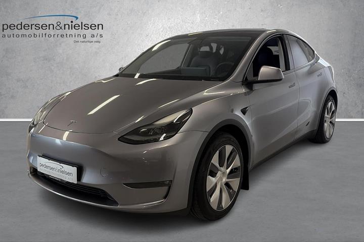 Grå Tesla Model Y fra 2024 set udefra