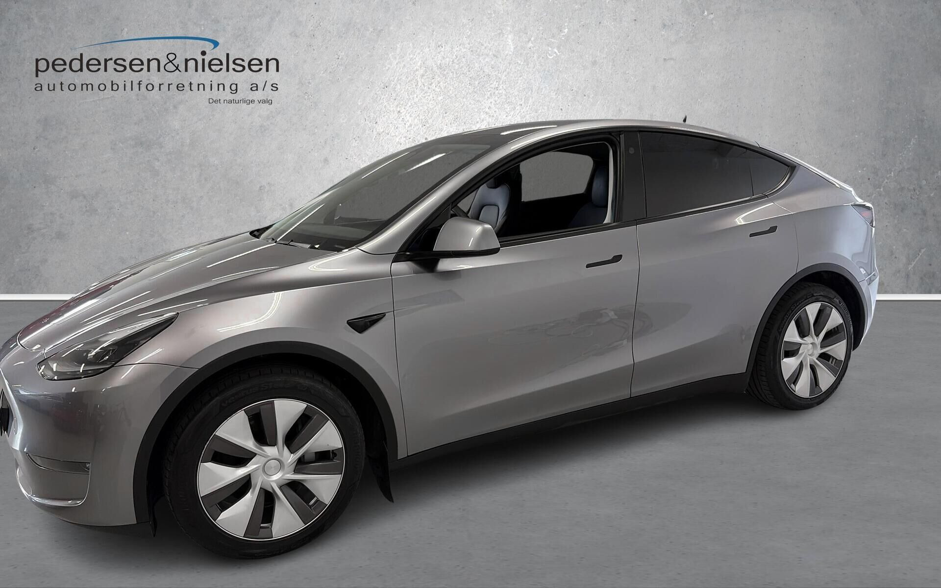Grå Tesla Model Y fra 2024