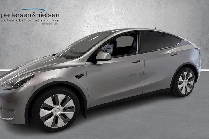 Grå Tesla Model Y fra 2024