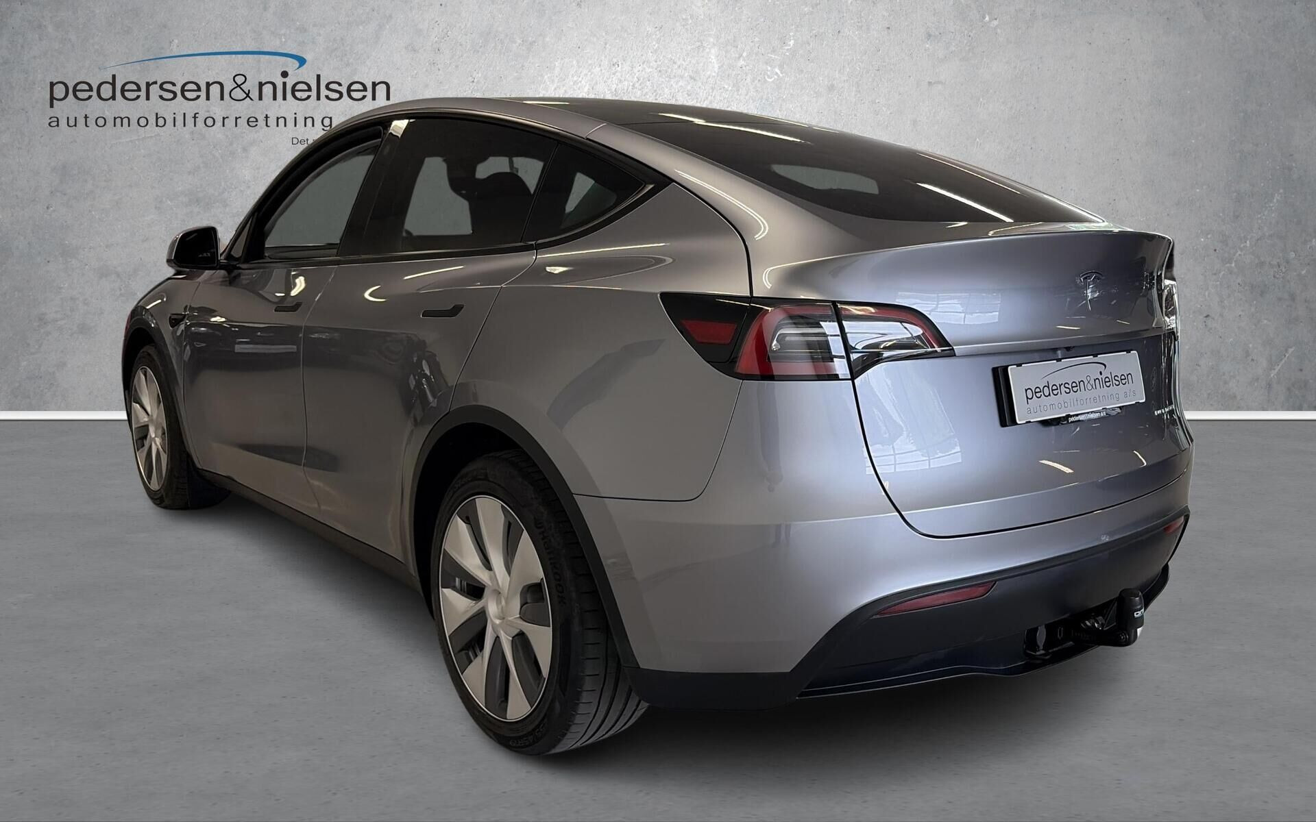 Grå Tesla Model Y fra 2024