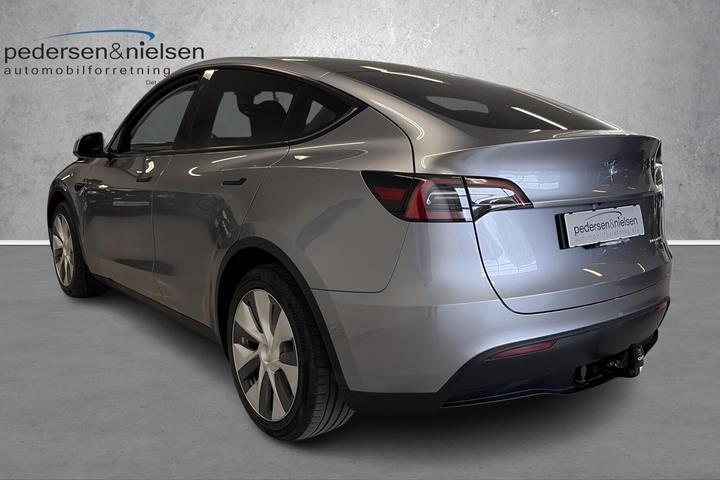 Grå Tesla Model Y fra 2024
