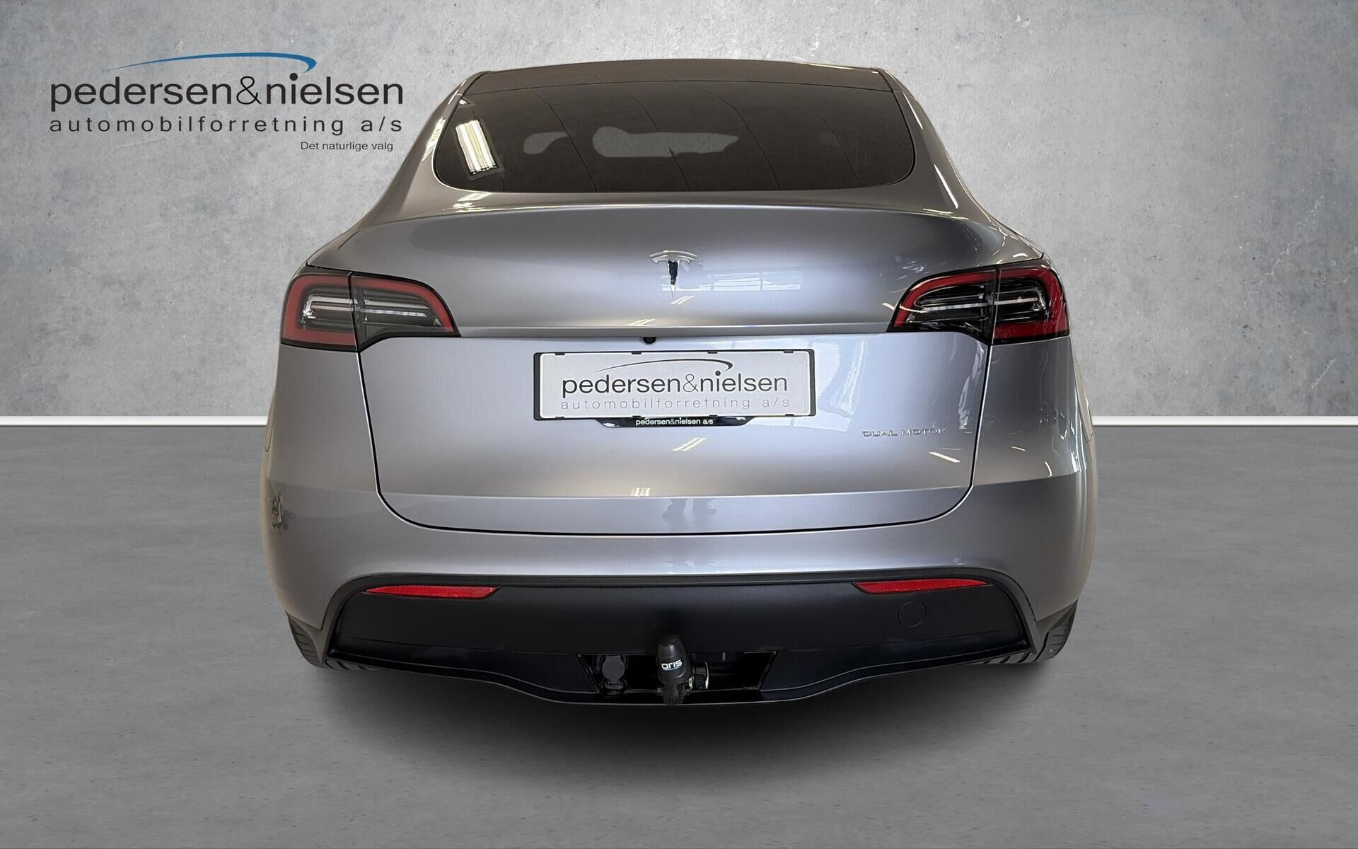Grå Tesla Model Y fra 2024