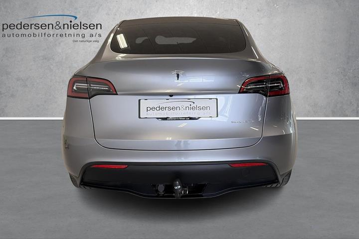 Grå Tesla Model Y fra 2024