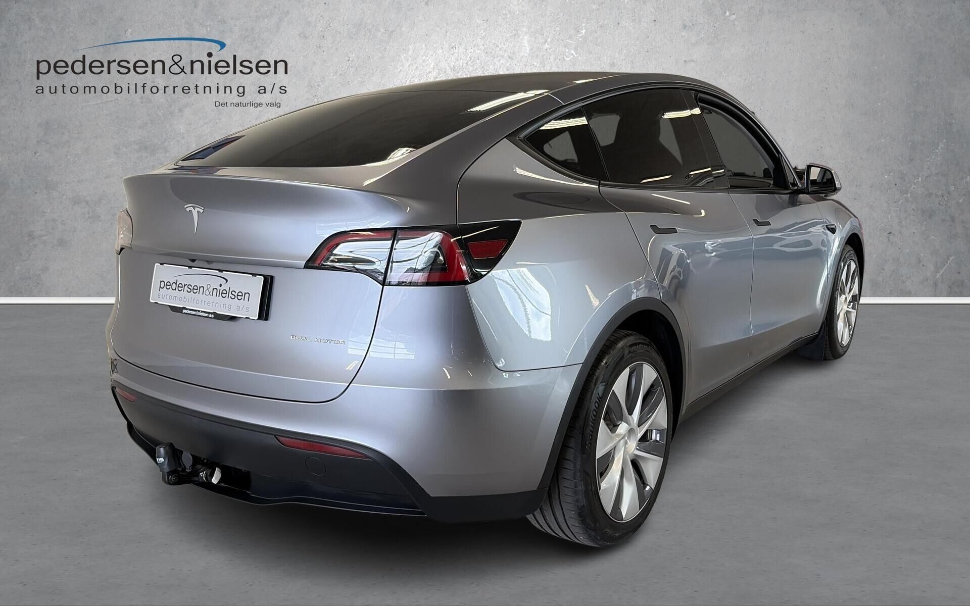 Grå Tesla Model Y fra 2024