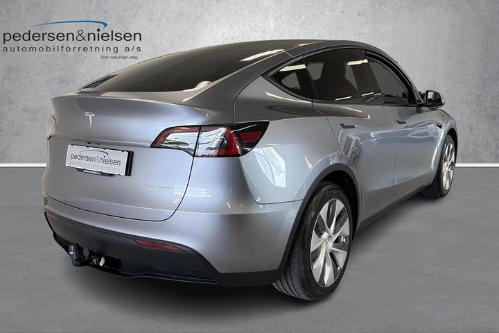Grå Tesla Model Y fra 2024