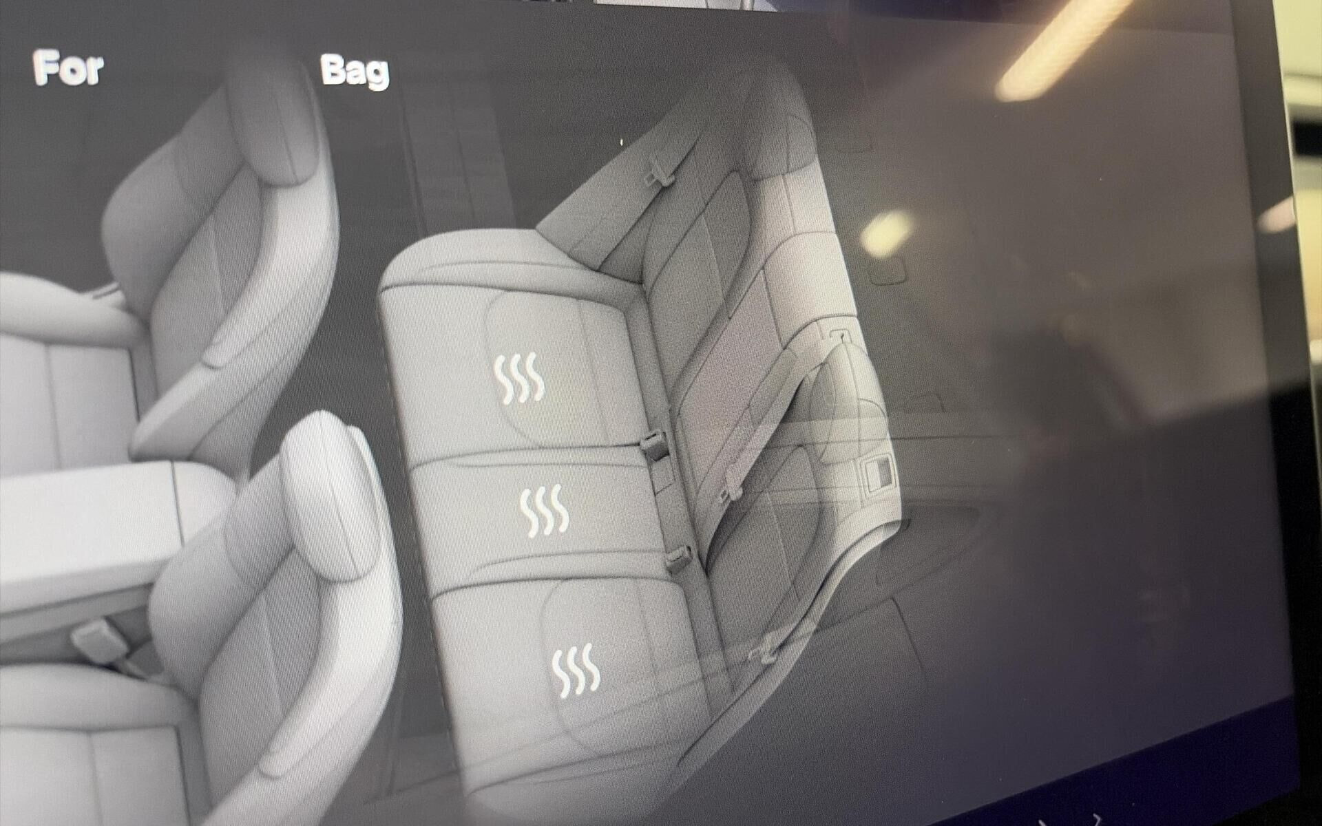 Grå Tesla Model Y fra 2024
