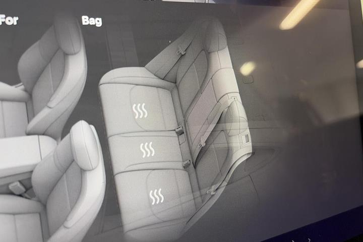 Grå Tesla Model Y fra 2024