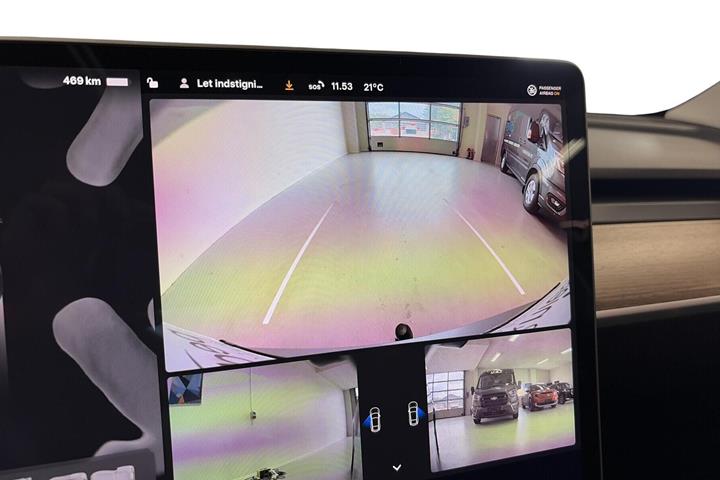 Grå Tesla Model Y fra 2024