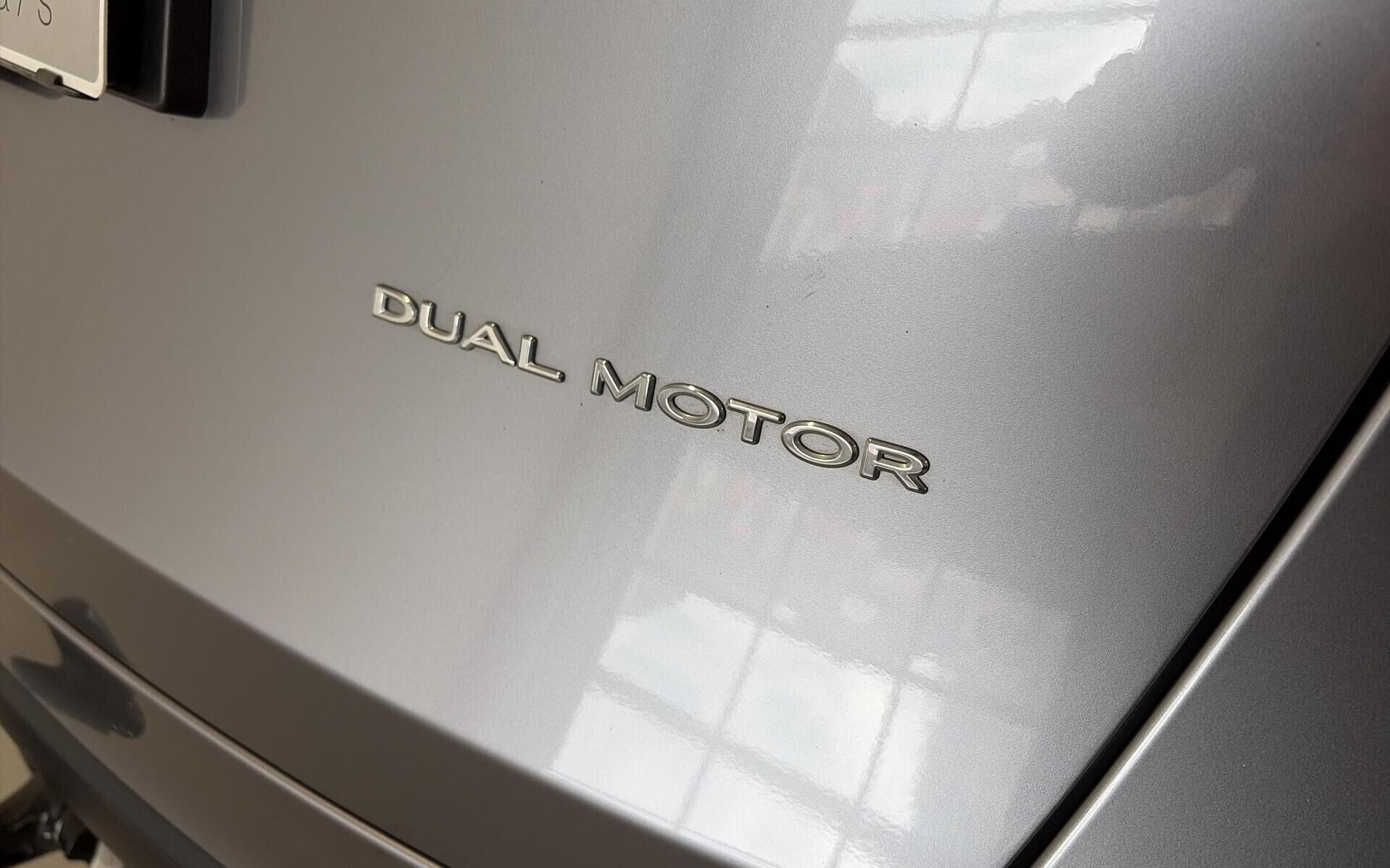 Grå Tesla Model Y fra 2024