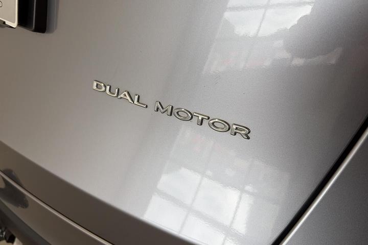 Grå Tesla Model Y fra 2024
