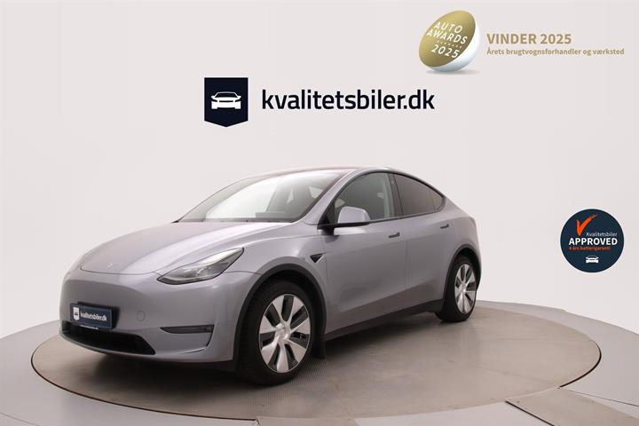 Grå Tesla Model Y fra 2023