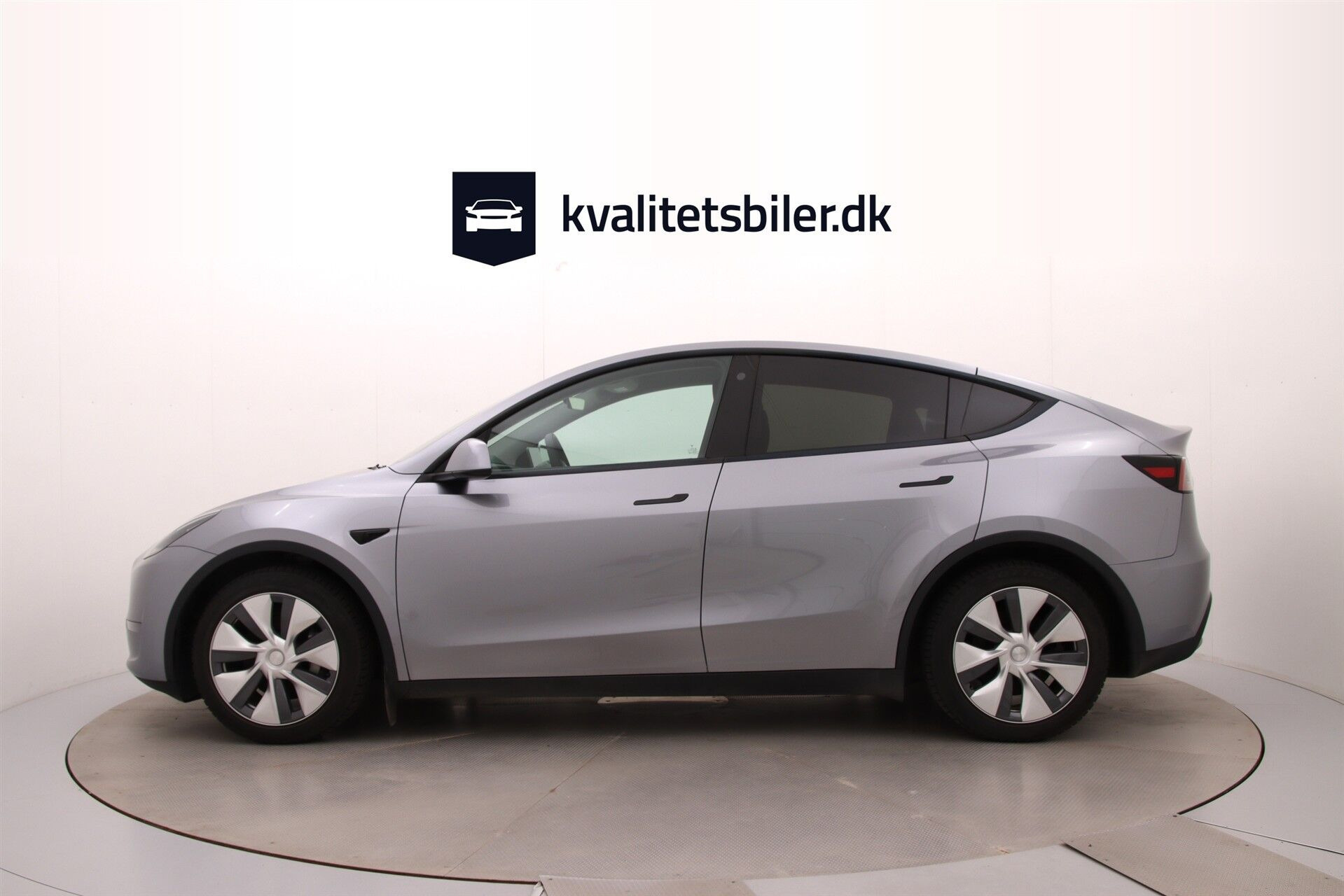 Grå Tesla Model Y fra 2023