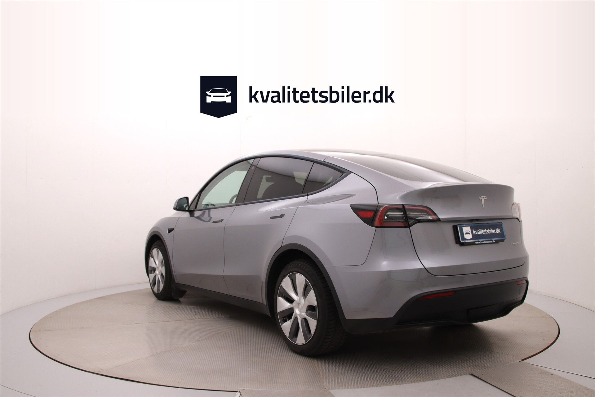 Grå Tesla Model Y fra 2023