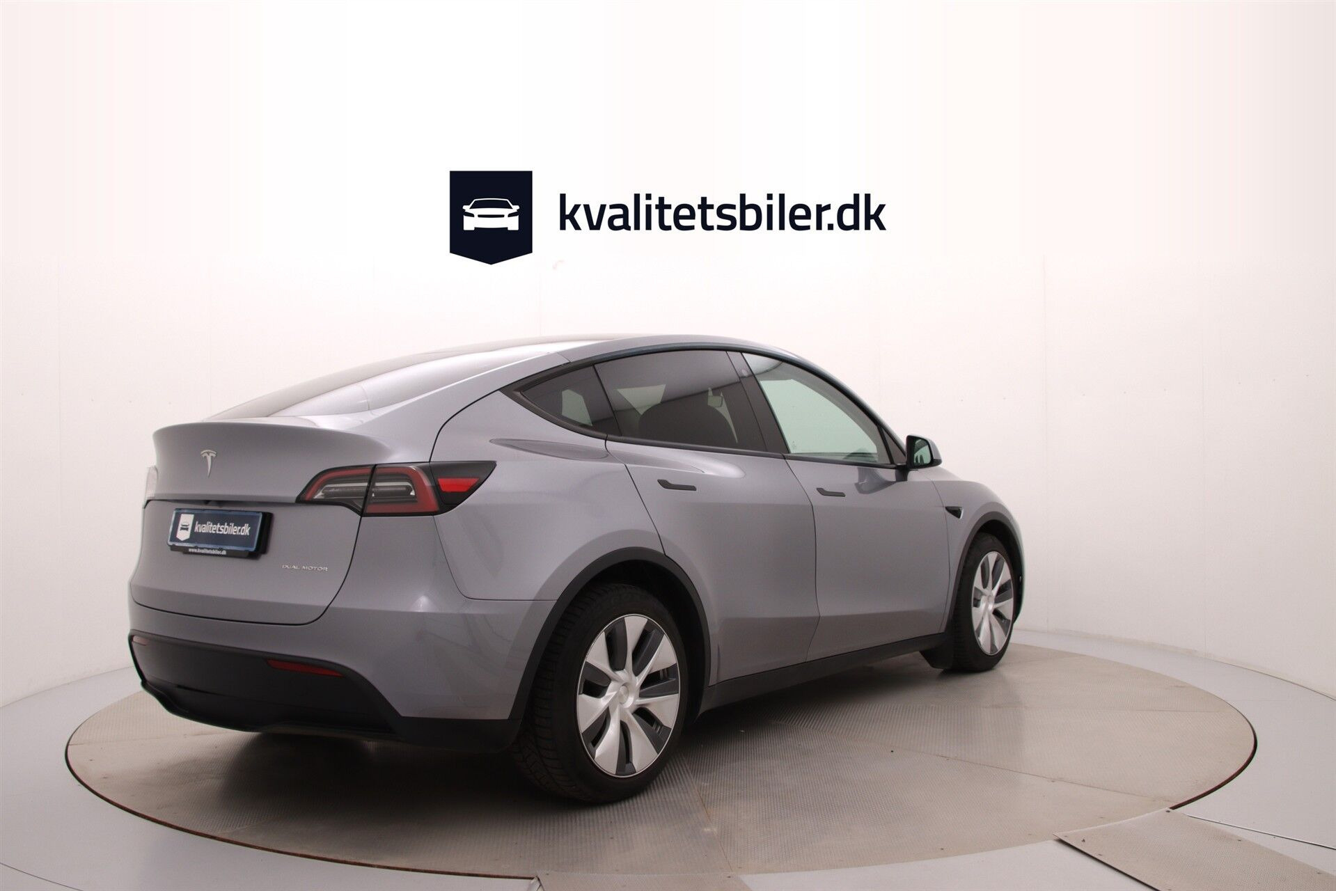Grå Tesla Model Y fra 2023