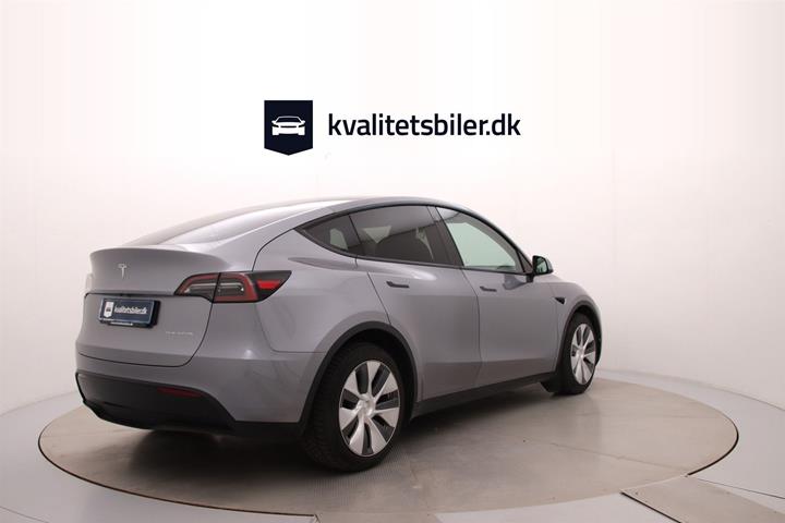 Grå Tesla Model Y fra 2023