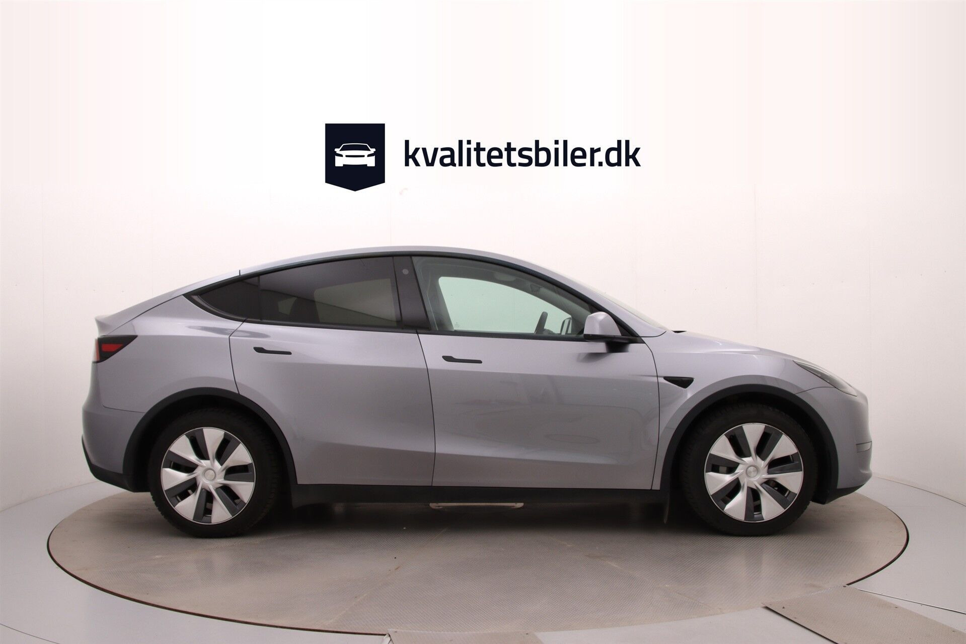 Grå Tesla Model Y fra 2023