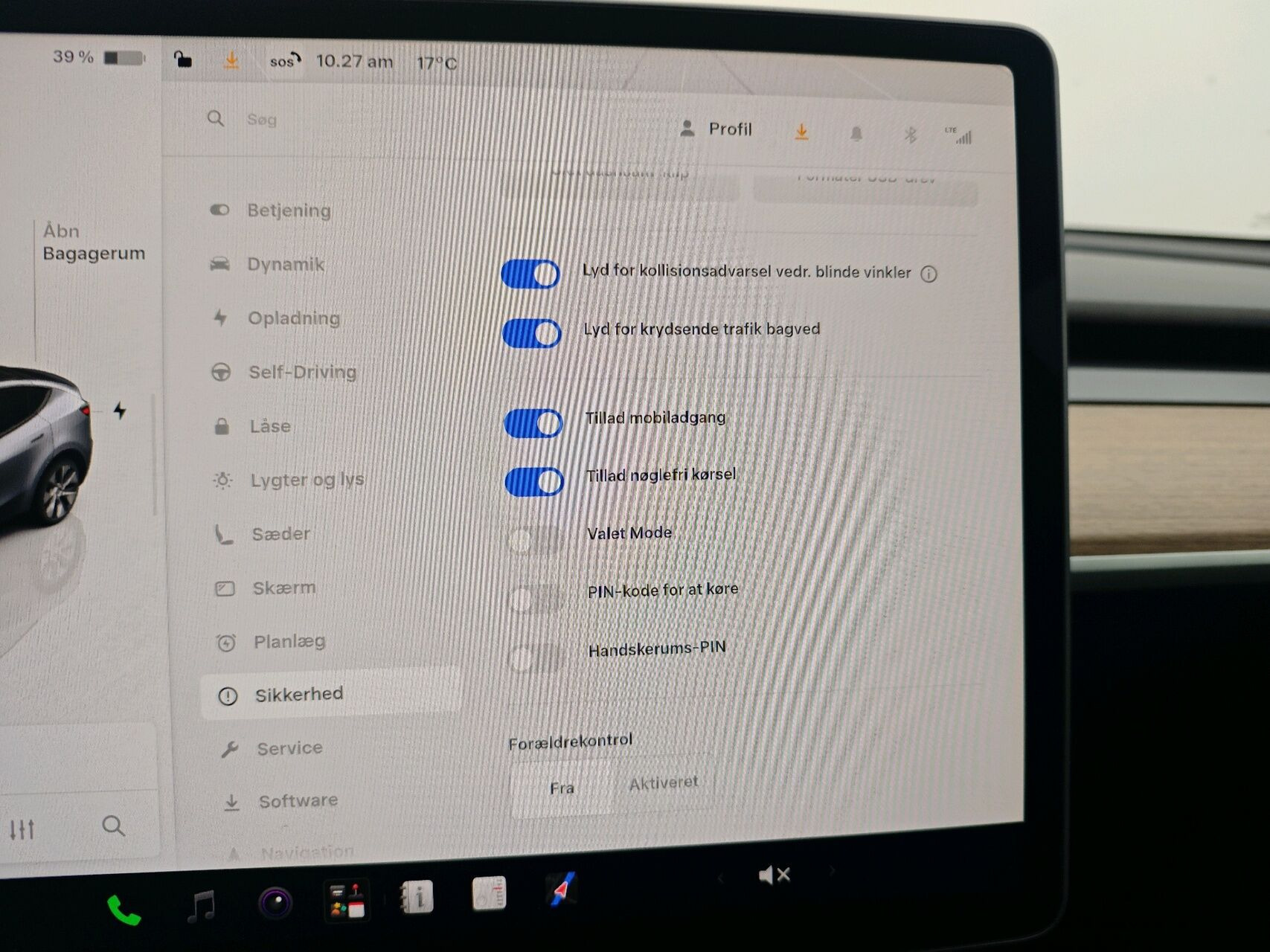 Grå Tesla Model Y fra 2023