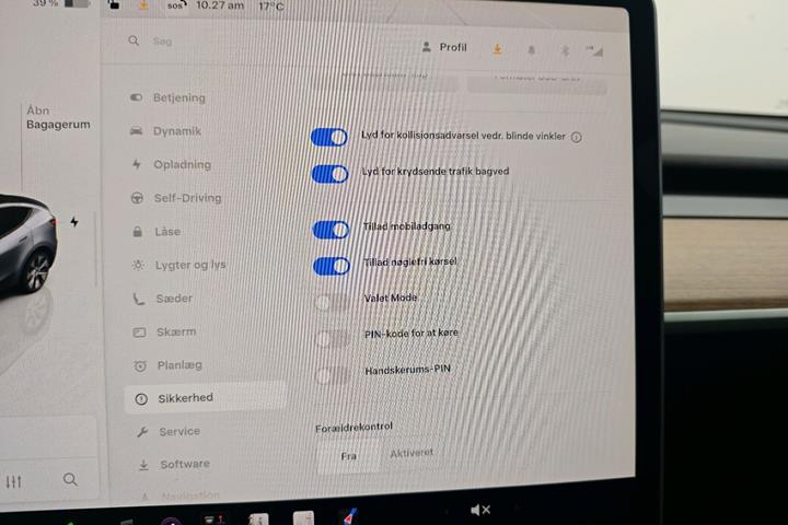 Grå Tesla Model Y fra 2023