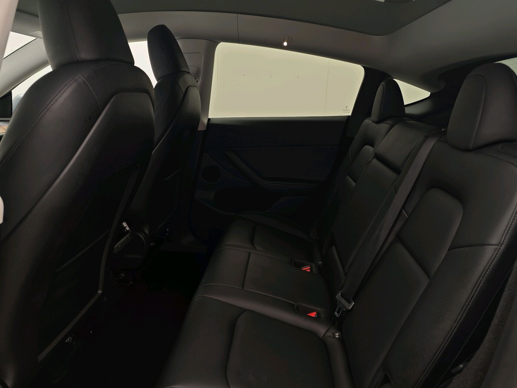 Grå Tesla Model Y fra 2023