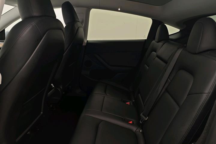 Grå Tesla Model Y fra 2023