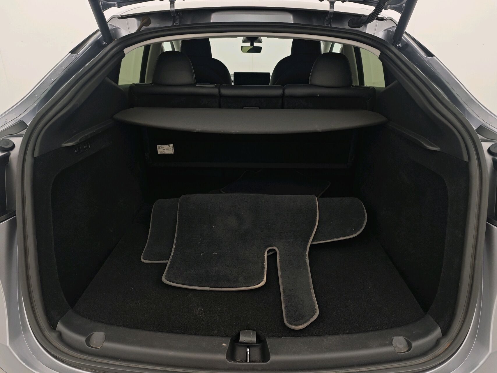Grå Tesla Model Y fra 2023