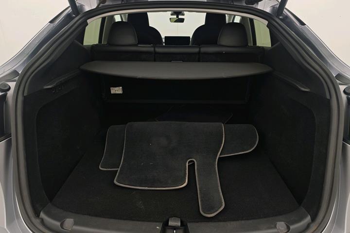 Grå Tesla Model Y fra 2023