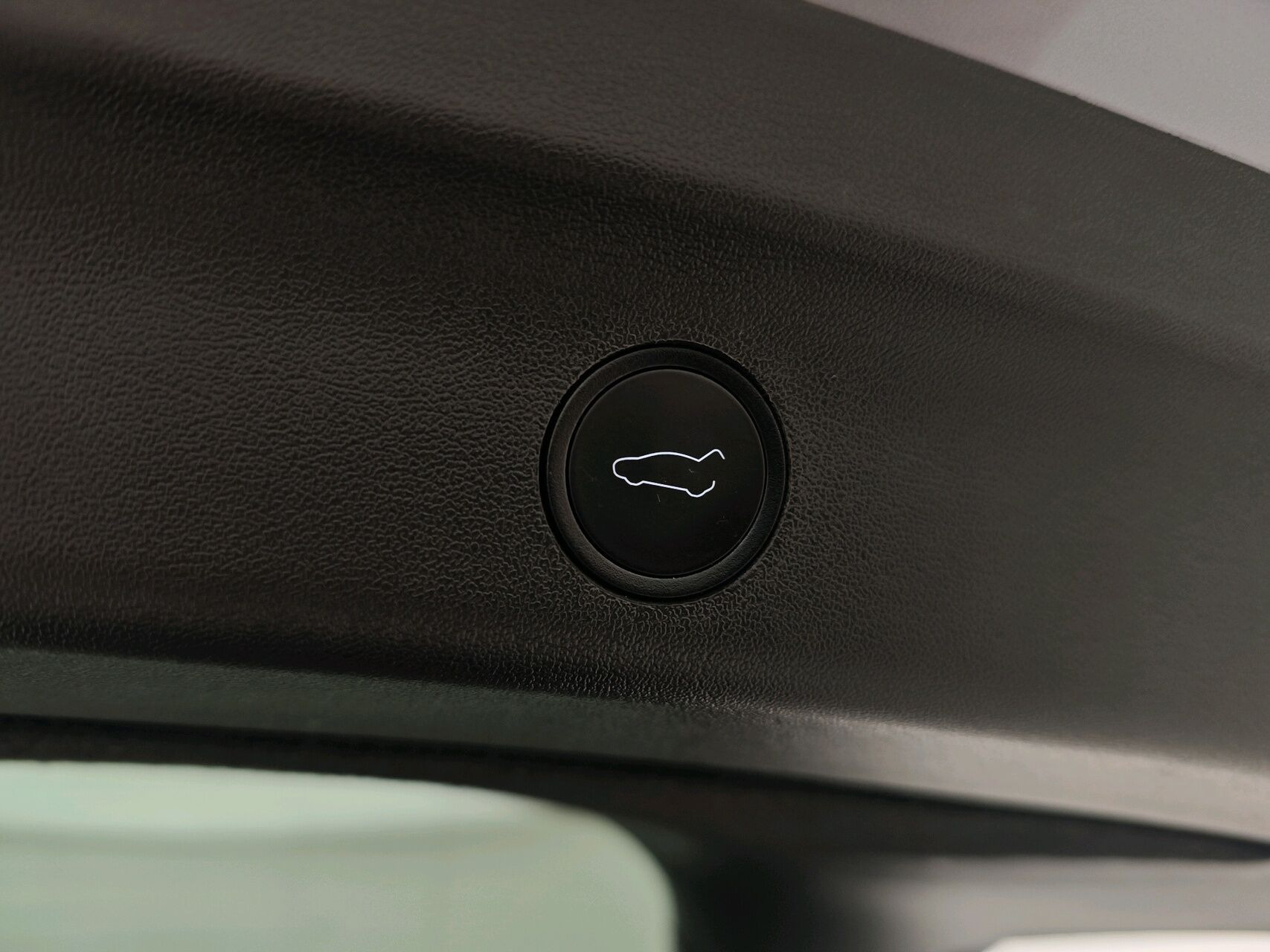 Grå Tesla Model Y fra 2023