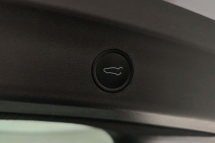 Grå Tesla Model Y fra 2023