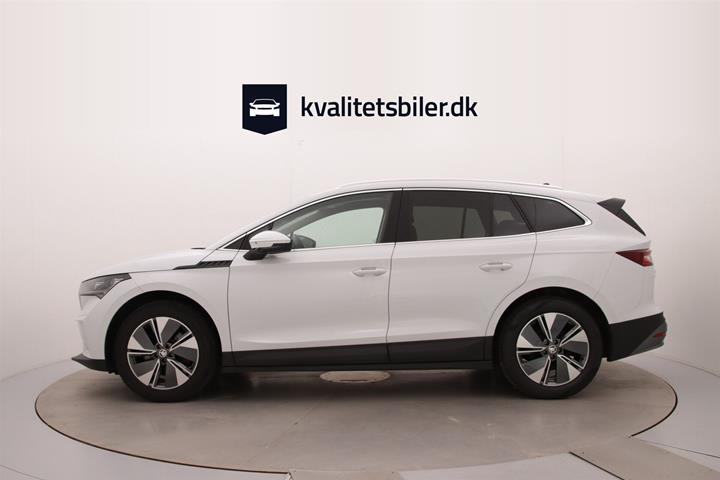 Hvid Skoda Enyaq fra 2023