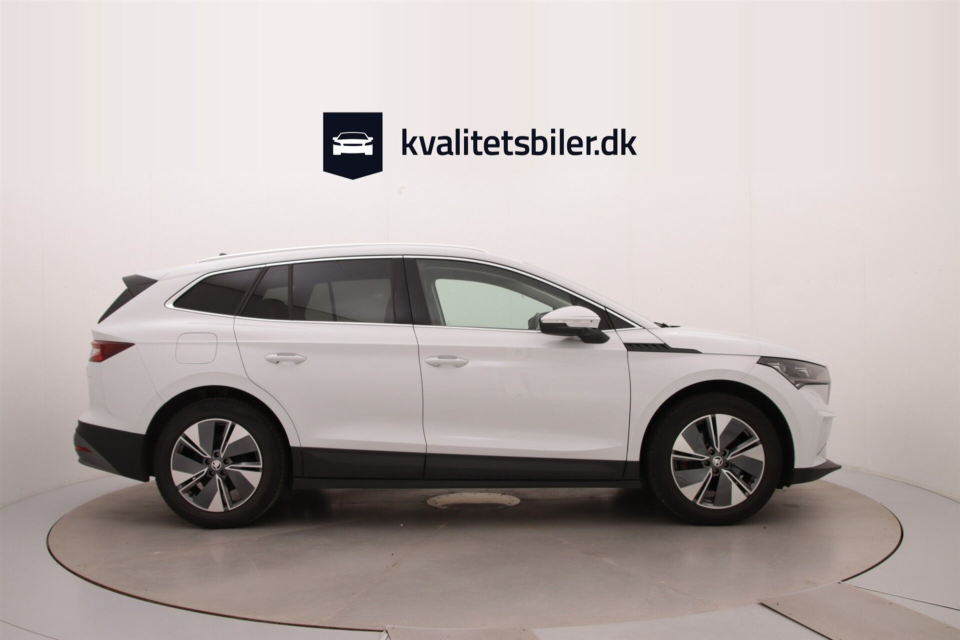 Hvid Skoda Enyaq fra 2023