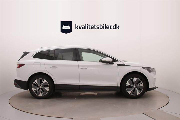 Hvid Skoda Enyaq fra 2023