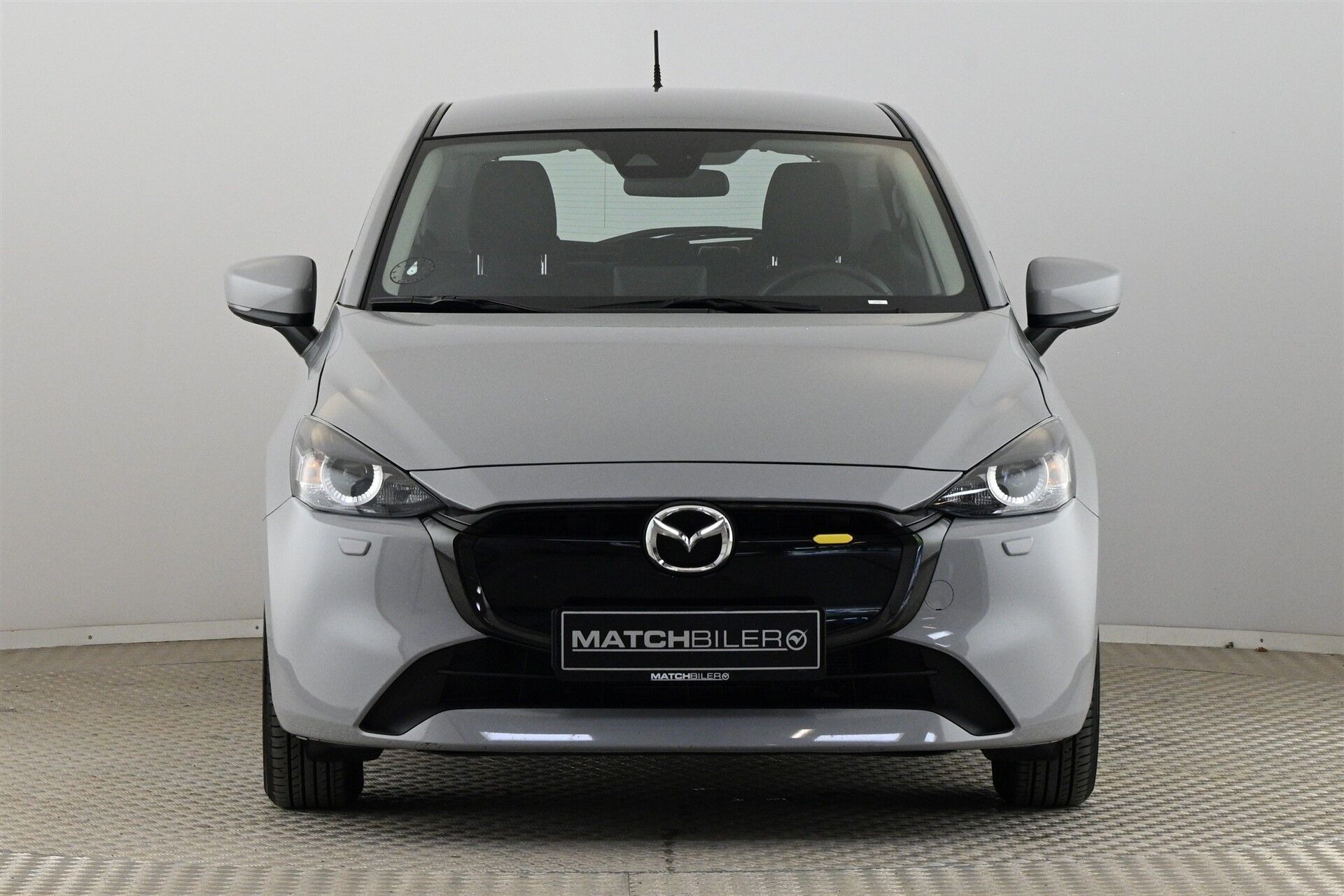 Grå Mazda 2 fra 2024