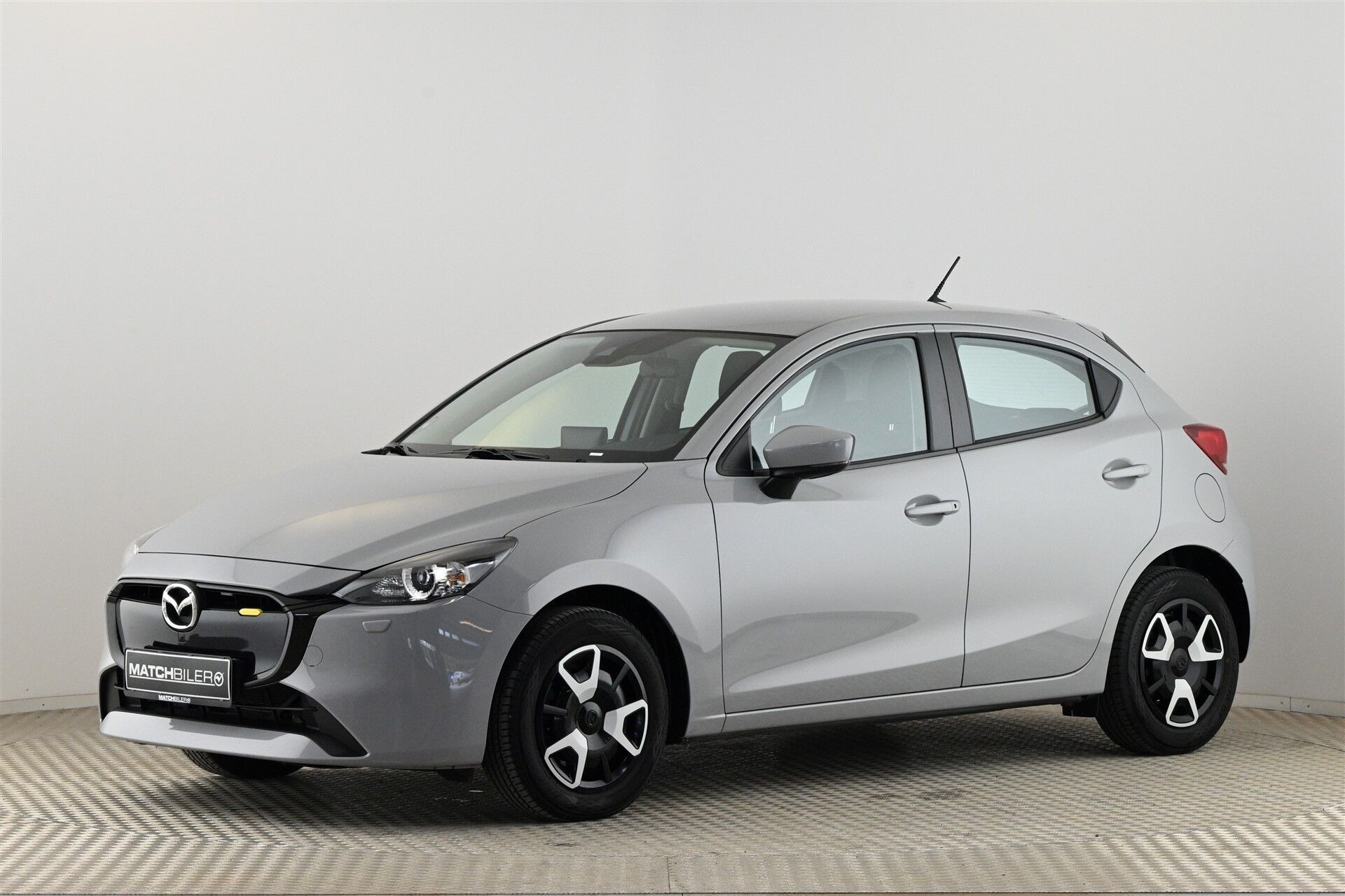 Grå Mazda 2 fra 2024