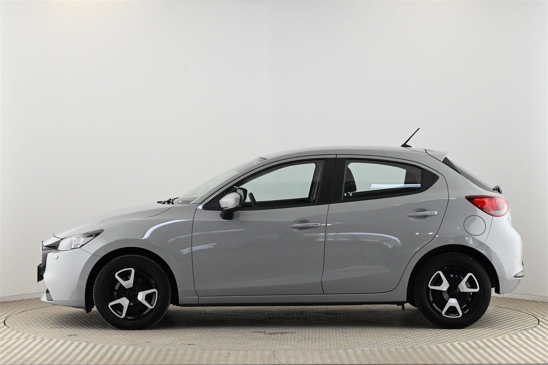 Grå Mazda 2 fra 2024