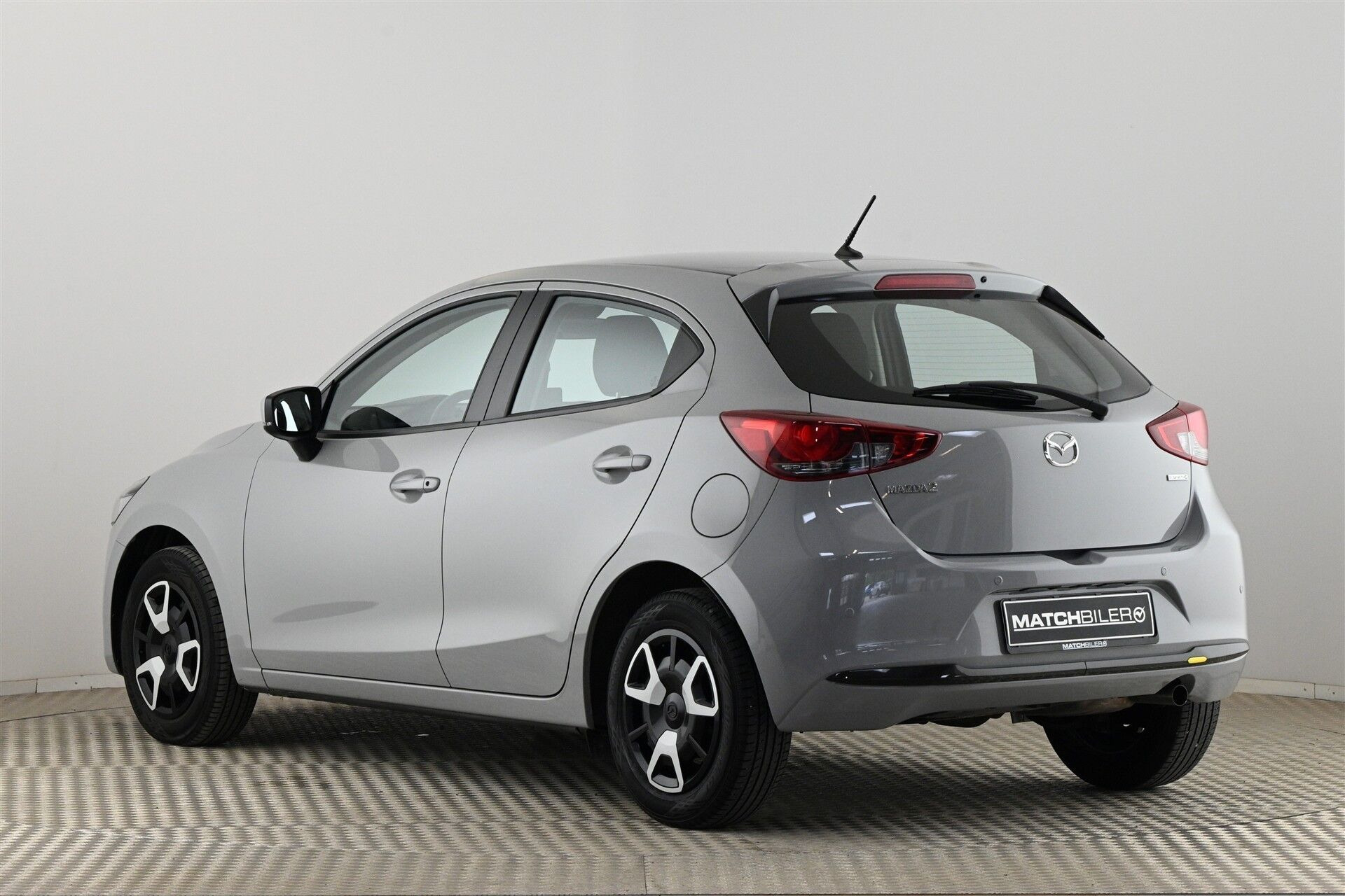 Grå Mazda 2 fra 2024