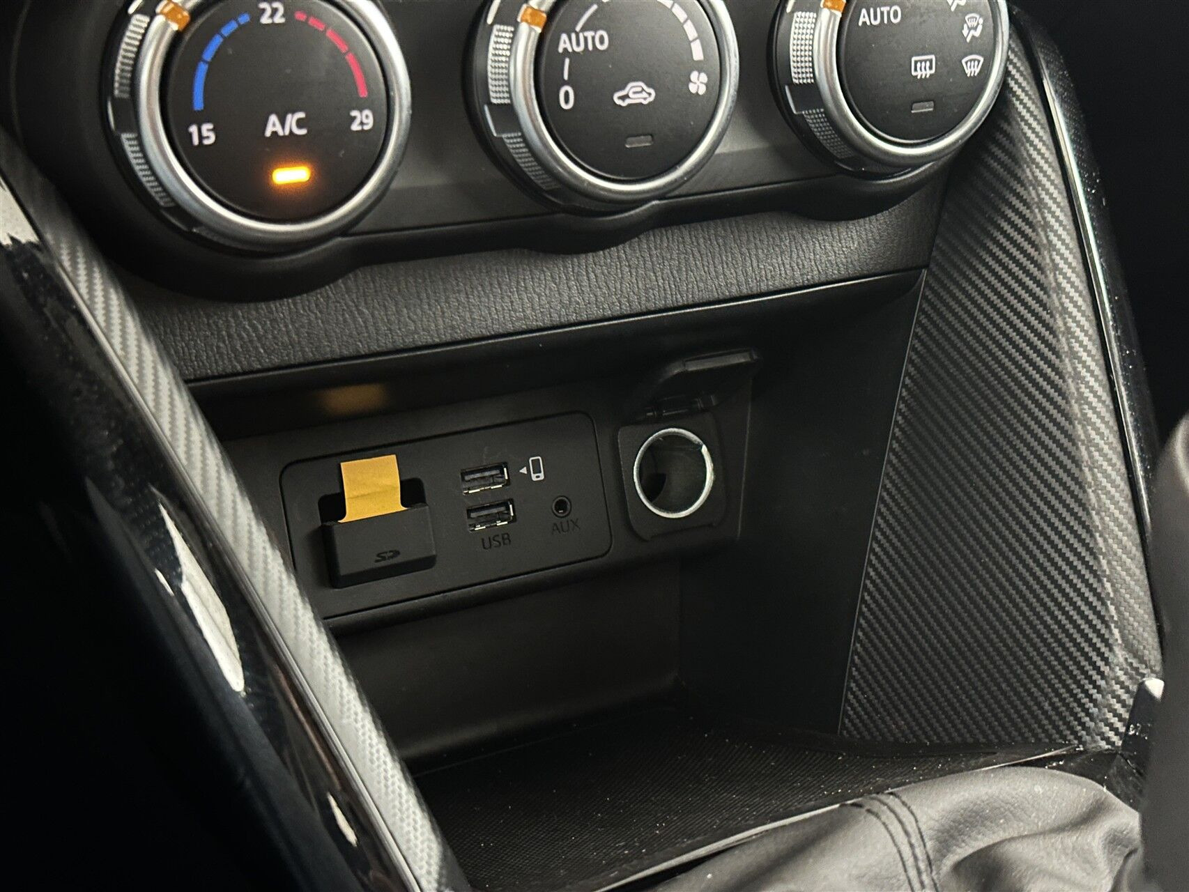 Grå Mazda 2 fra 2024