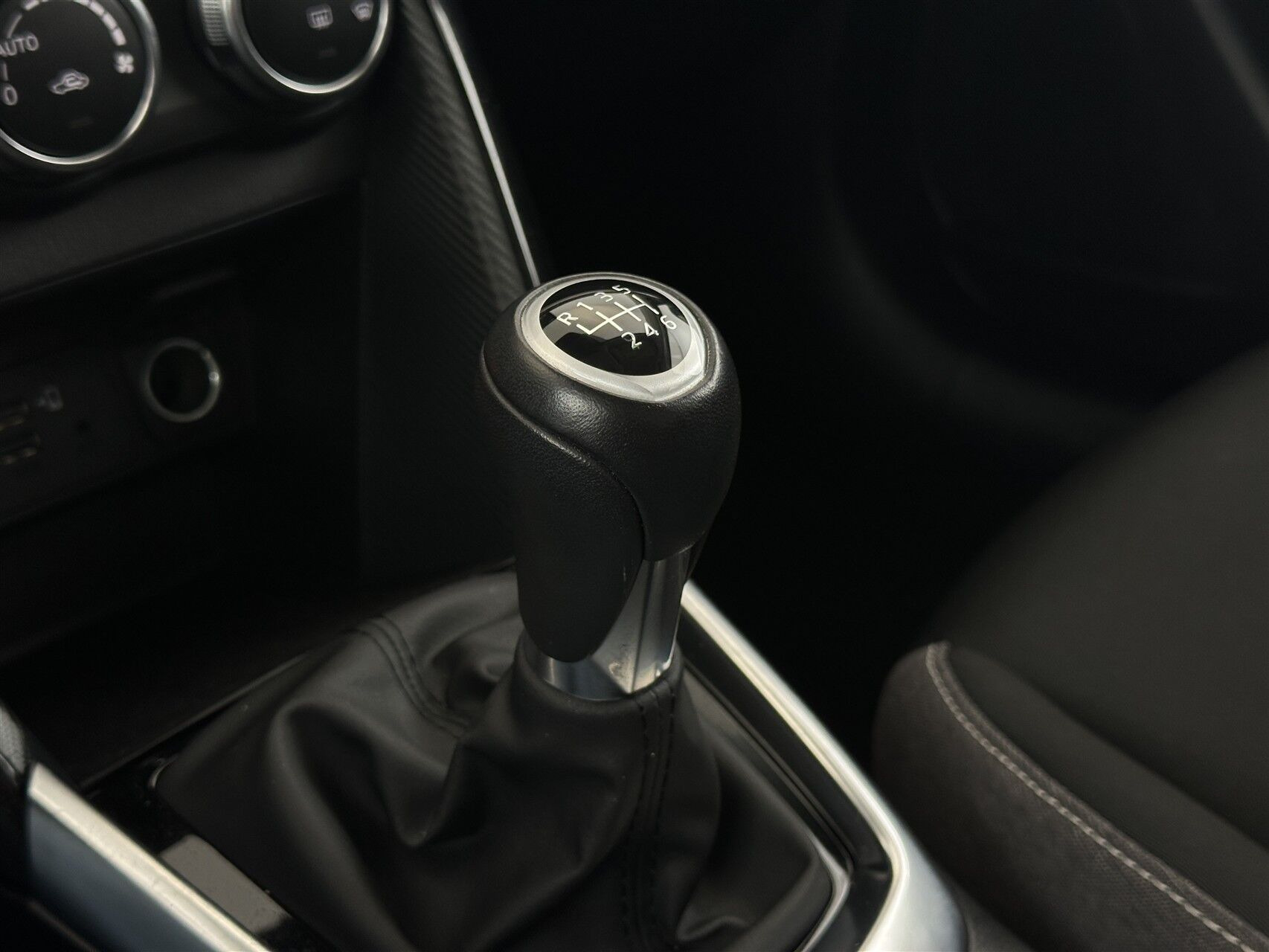 Grå Mazda 2 fra 2024