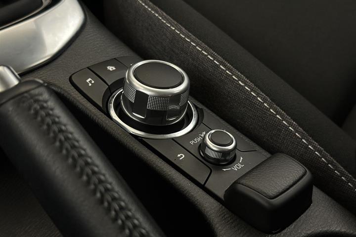 Grå Mazda 2 fra 2024