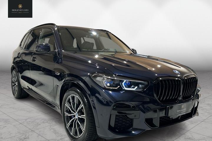 Sort BMW X5 fra 2022 set udefra